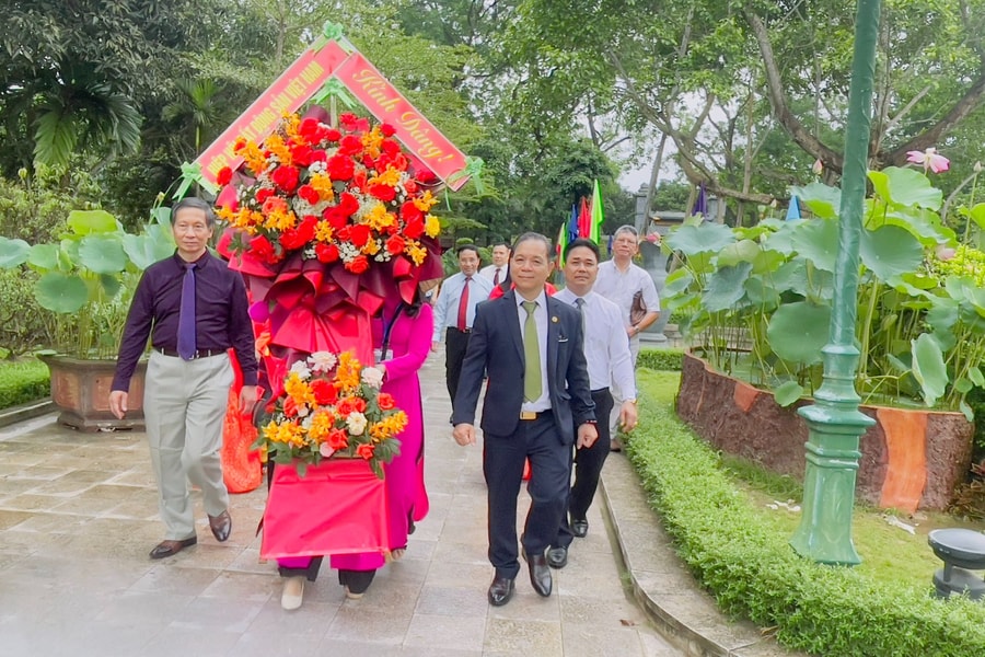 Hiệp hội Bất động sản Việt Nam dâng hoa tại Khu di tích Quốc gia đặc biệt Kim Liên