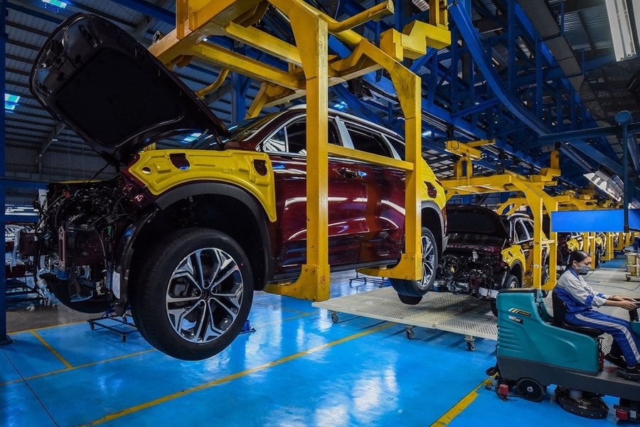 Sản xuất ô tô liên tục lao dốc; USD tăng vọt gây áp lực lên vàng