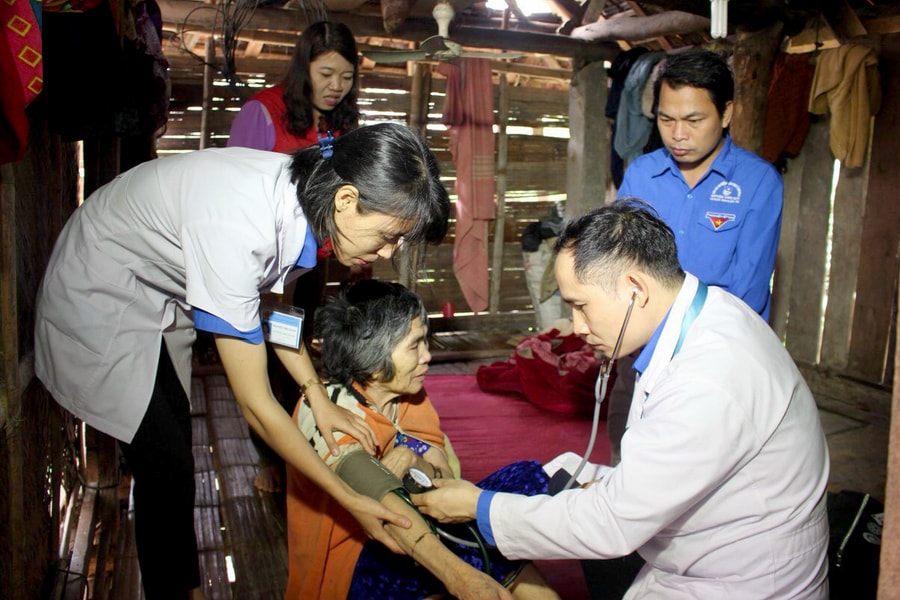 Thầy thuốc trẻ Nghệ An làm theo lời Bác xung kích, tình nguyện vì sức khỏe cộng đồng