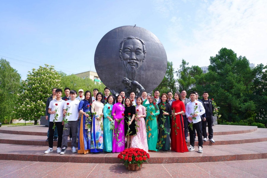 Hội Đồng hương Nghệ An tại Nga đặt hoa trước Tượng đài Bác Hồ ở Mockva