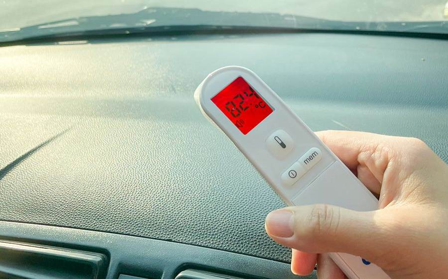 Nghệ An nắng như đổ lửa, đồ trong xe ô tô đỗ ngoài trời hấp thụ nhiệt tới hơn 80 độ C