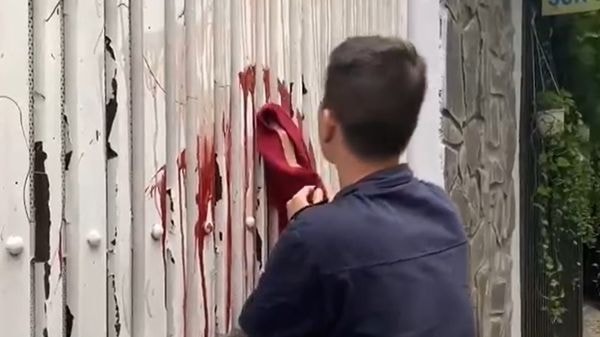 Buộc kẻ 'khủng bố' đòi nợ lau chùi hết vết sơn đã tạt