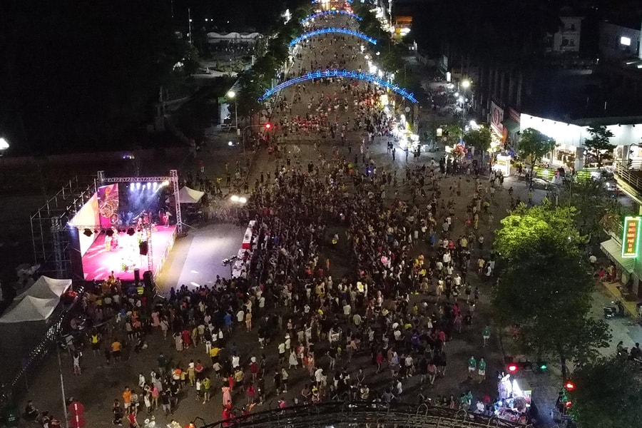 Biển người 'chảy' trên phố đi bộ thành phố Vinh đêm khai trương