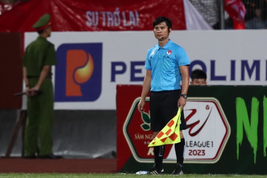 Cú phất cờ có phải được 'lập trình' sẵn ?