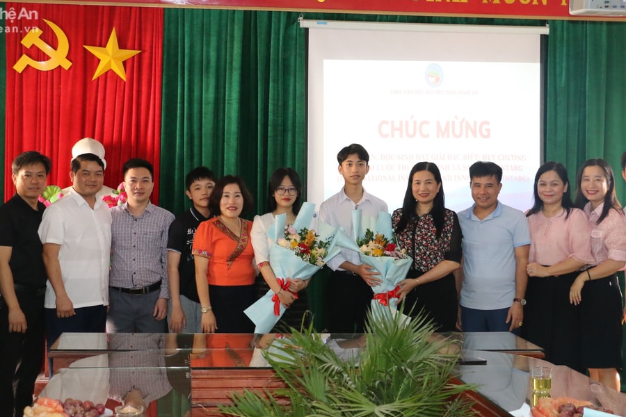 Tấm Huy chương Vàng Khoa học kỹ thuật quốc tế của thầy và trò trường nội trú tỉnh