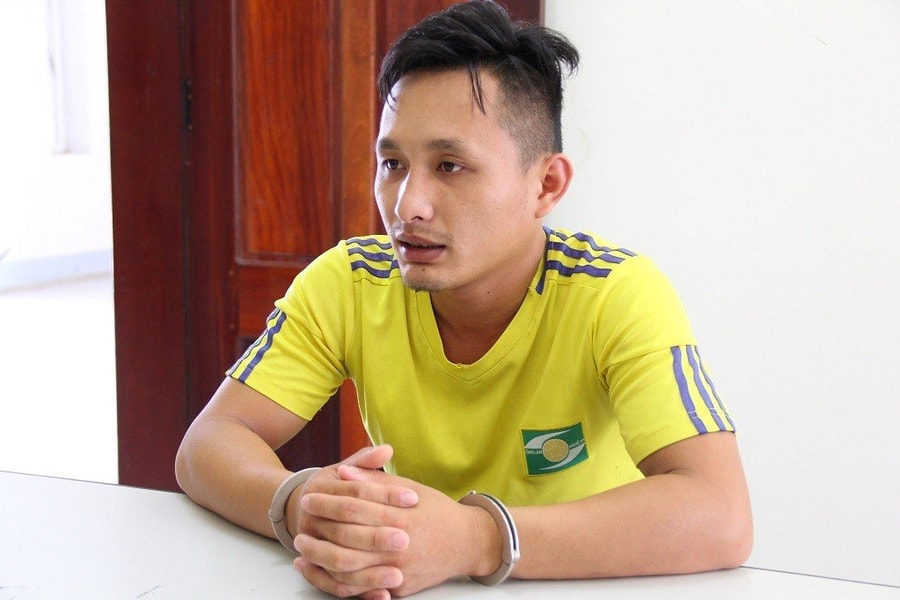 Đâm móp đuôi xe cảnh sát rồi tháo chạy, khóa cửa xe, bỏ trốn 