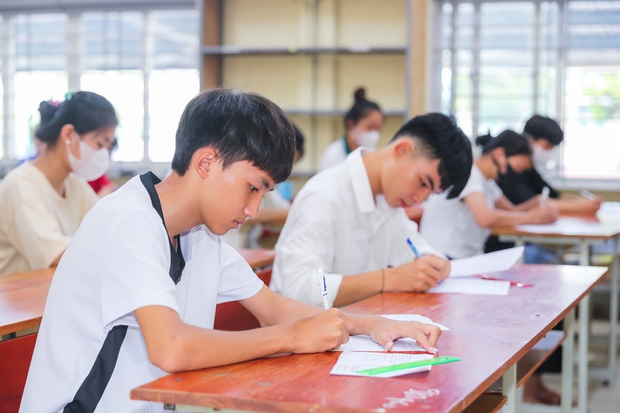 Hôm nay (6/6), thí sinh dự thi môn cuối cùng của Kỳ thi tuyển sinh vào lớp 10 tại Nghệ An