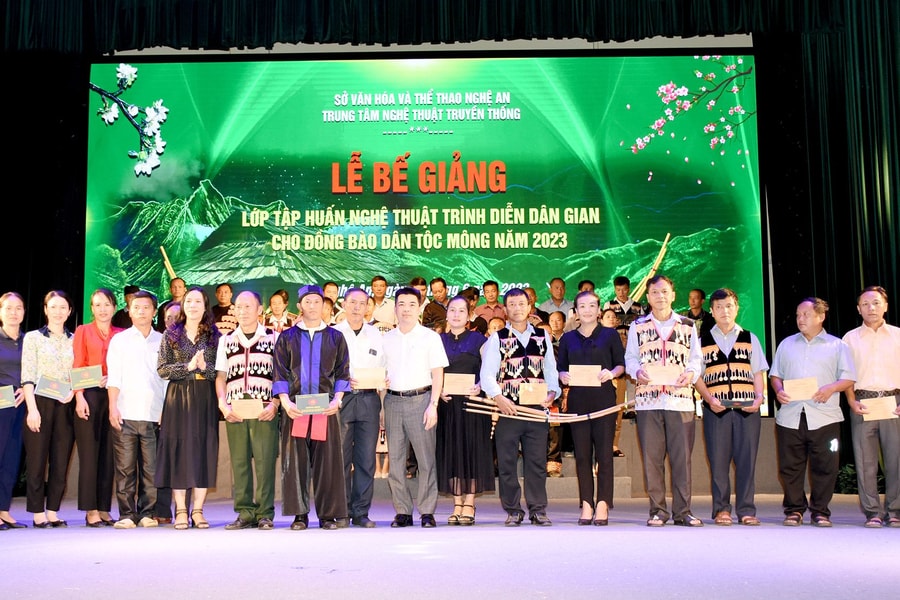 85 học viên hoàn thành chương trình tập huấn nghệ thuật truyền thống trình diễn dân gian cho đồng bào dân tộc Mông