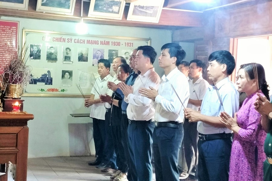 Lãnh đạo huyện Anh Sơn dâng hương báo công nhân kỷ niệm 200 năm danh xưng Anh Sơn, 60 năm ngày tách lập huyện