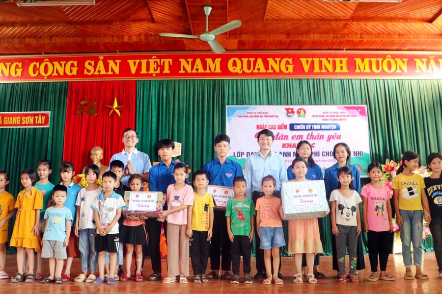 Trao hơn 3.000 suất quà cho thanh thiếu nhi Nghệ An trong ngày cao điểm 'Chiến sỹ tình nguyện vì đàn em thân yêu' 