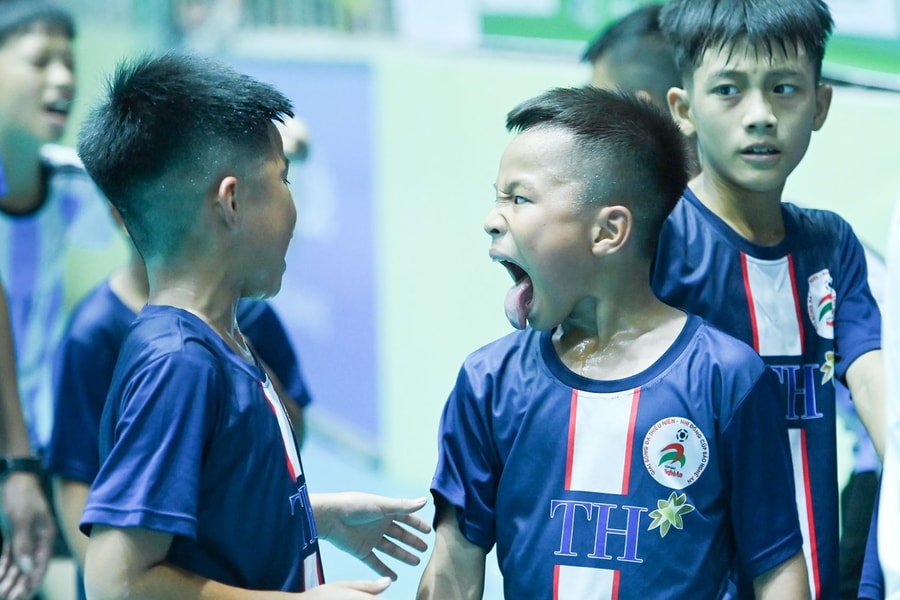 Bên lề sân cỏ: Ru-đi-gơ Thanh Chương; Ngày của số 3