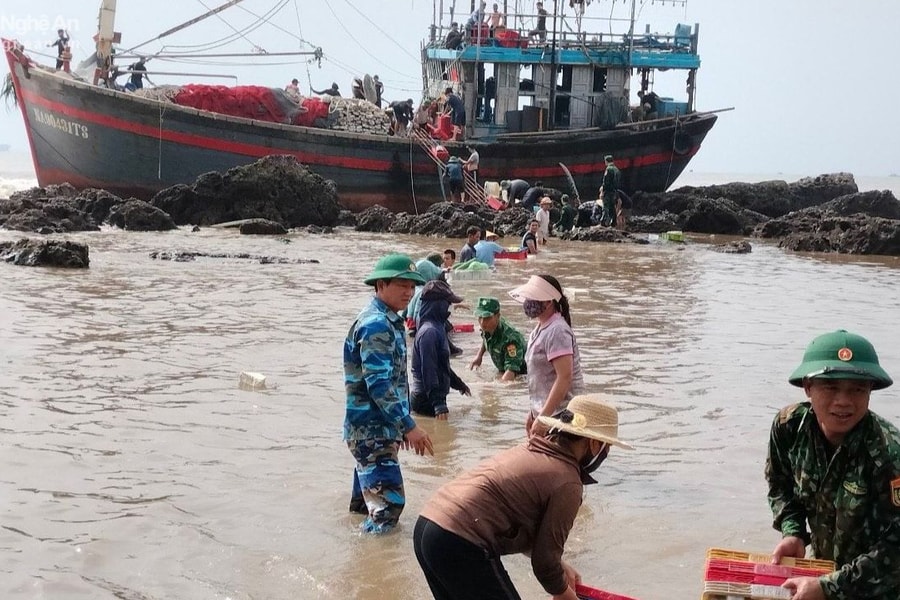 Một tàu cá của ngư dân Nghệ An bị sóng biển đánh dạt găm vào dãy đá ngầm
