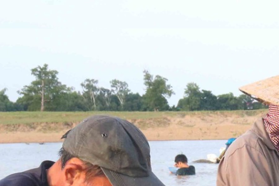 Nhộn nhịp cảnh bắt hến trên sông Lam ngày nắng nóng