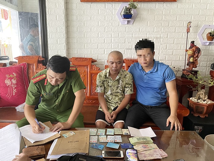 Lừa bán vé máy bay giá rẻ để chiếm đoạt tài sản