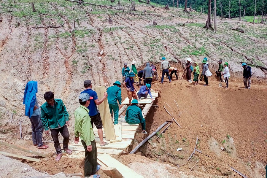 Lòng hồ thuỷ điện Bản Vẽ trơ đáy, xã 'ốc đảo' Hữu Khuông mở đường ra bến