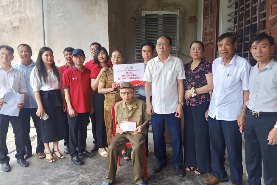 Trao 6 sổ tiết kiệm cho gia đình thân nhân liệt sĩ ở thành phố Vinh và Hưng Nguyên