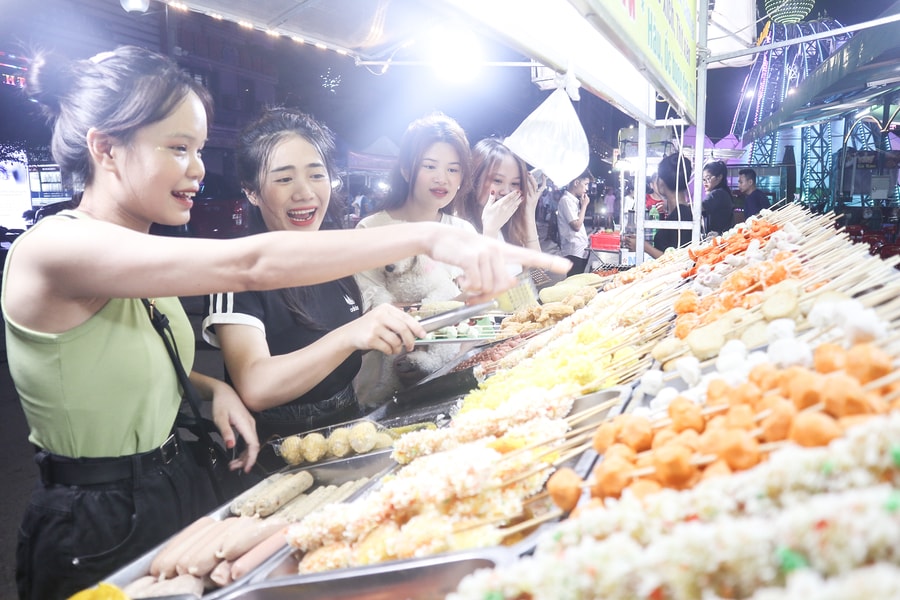 Sôi động chương trình kích cầu tiêu dùng Hè tại phố đêm Cao Thắng, thành phố Vinh