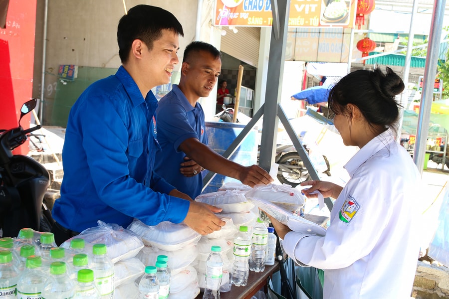 Tuổi trẻ vùng cao nấu cơm miễn phí hỗ trợ thí sinh nghèo 