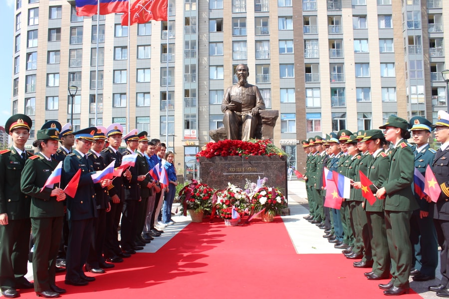 Trang trọng Lễ khánh thành tượng đài Chủ tịch Hồ Chí Minh tại thành phố St. Petersburg (Liên bang Nga)