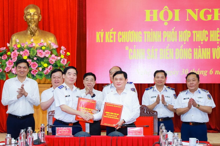 Nghệ An và Cảnh sát biển Việt Nam ký kết Chương trình phối hợp thực hiện công tác dân vận 'Cảnh sát biển đồng hành với ngư dân'