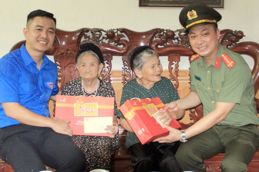 Trao tặng các công trình an sinh trị giá hàng trăm triệu đồng trong 'Hành trình về quê hương cách mạng'