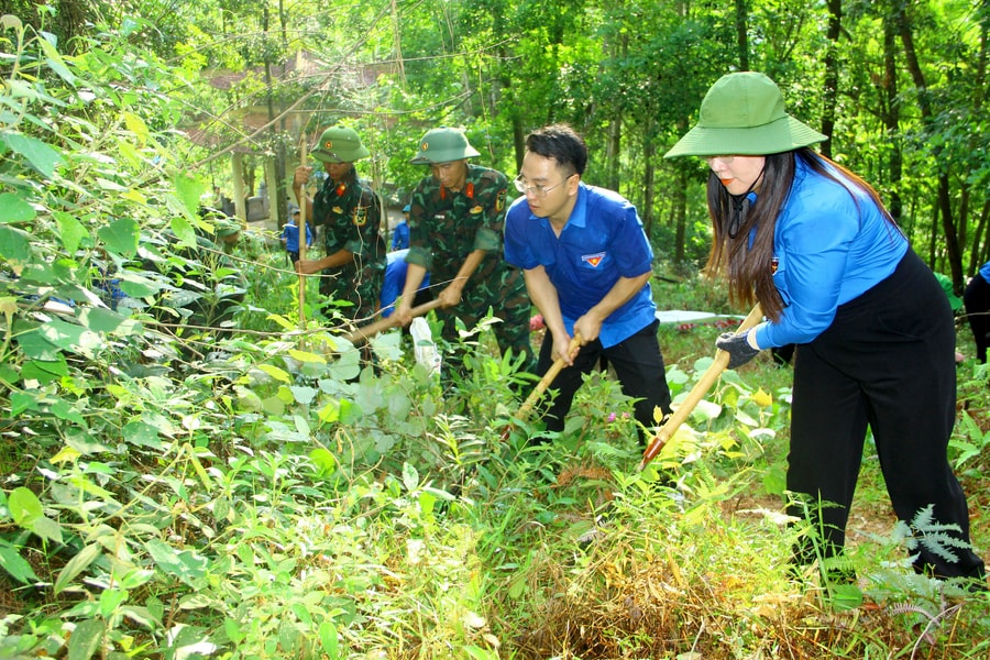 Hơn 250 đoàn viên, thanh niên ra quân làm đường băng cản lửa phòng cháy rừng