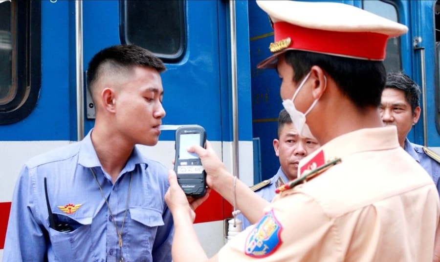 Thực hiện thổi nồng độ cồn đối với lái tàu, nhân viên Ga Vinh