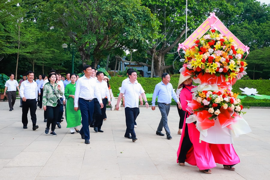 Đoàn đại biểu Thủ đô Hà Nội dâng hương tưởng niệm Chủ tịch Hồ Chí Minh và các anh hùng liệt sĩ tại Nghệ An