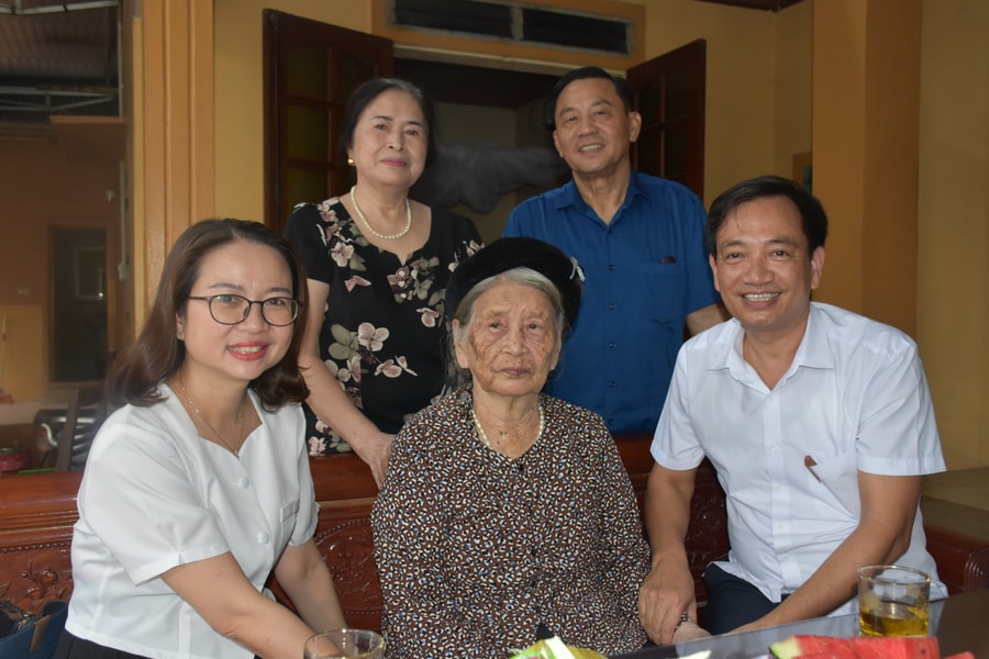 Báo Nghệ An thăm và tặng quà Mẹ Việt Nam anh hùng ở huyện Hưng Nguyên