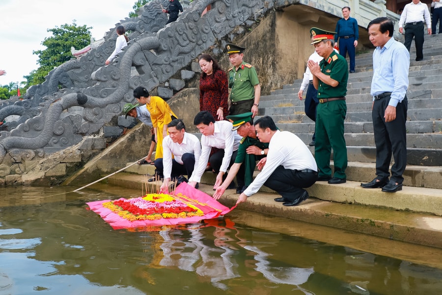 Lãnh đạo tỉnh Nghệ An dâng hương, dâng hoa tại Nghĩa trang liệt sĩ quốc gia Đường 9, Thành cổ Quảng Trị, thả hoa trên sông Thạch Hãn
