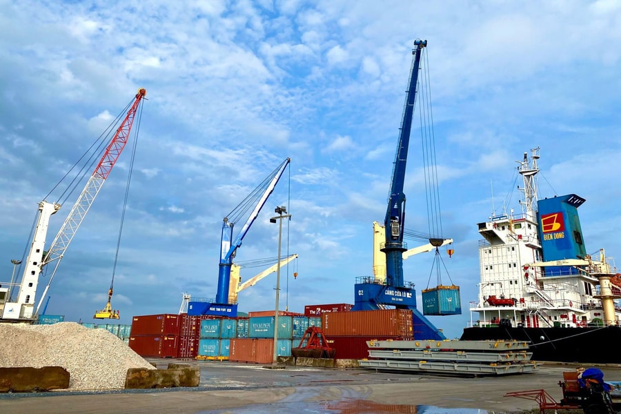 Thu ngân sách từ xuất nhập khẩu giảm 37%, nhiều mặt hàng chủ lực sụt giảm mạnh