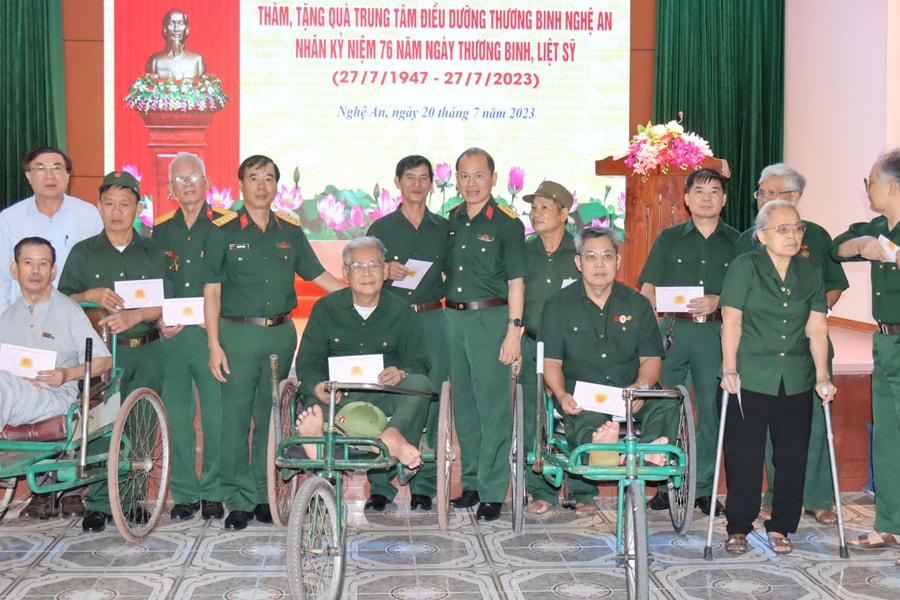 Đoàn công tác Quân khu 4 thăm, tặng quà các Trung tâm Điều dưỡng Thương binh nặng tỉnh Nghệ An
