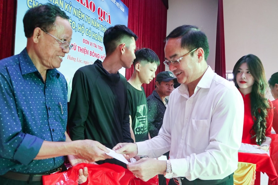 Thứ trưởng Bộ Nội vụ Vũ Chiến Thắng tặng quà cho hộ nghèo tại thành phố Vinh