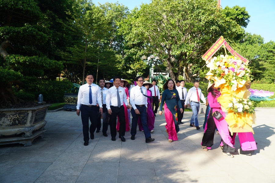 Ban Tuyên giáo Tỉnh ủy dâng hương tưởng niệm Chủ tịch Hồ Chí Minh và tri ân các Anh hùng liệt sĩ