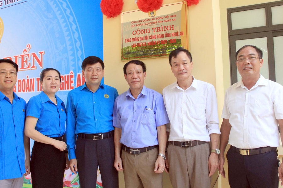 Gắn biển công trình chào mừng Đại hội lần thứ XIX Công đoàn Nghệ An, nhiệm kỳ 2023-2028 