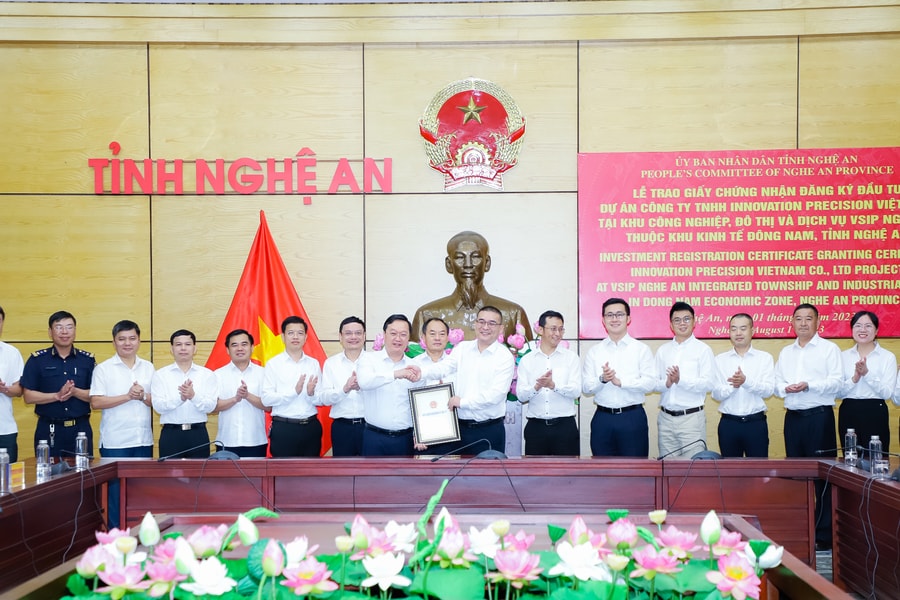 Nghệ An trao giấy chứng nhận đăng ký đầu tư dự án FDI 165 triệu USD