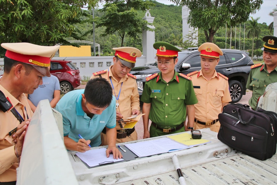Tổng kiểm soát xe ô tô kinh doanh vận tải hành khách và xe ô tô vận tải hàng hóa bằng container trên địa bàn tỉnh Nghệ An