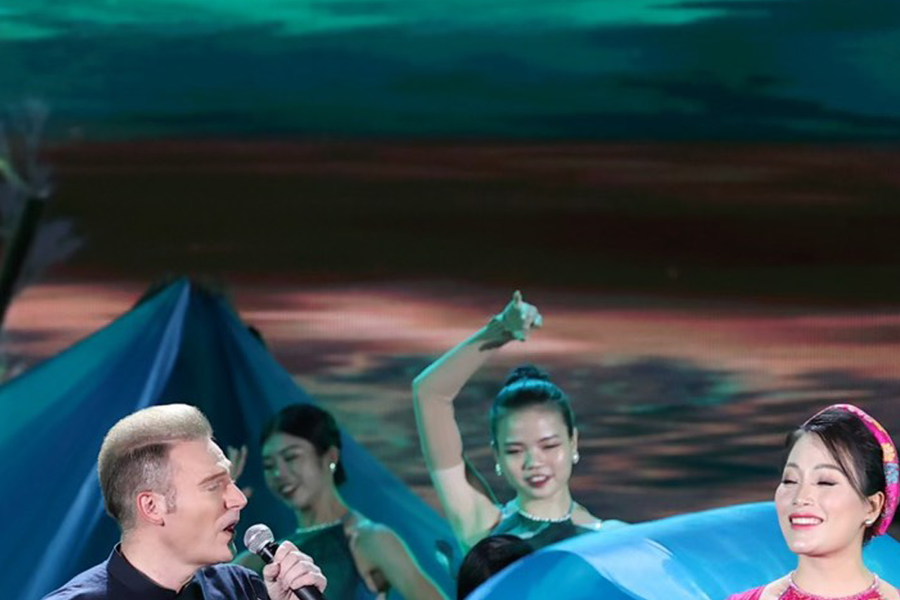 Ca sĩ người Mỹ Kyo York khiến khán giả thích thú khi hát dân ca ví, giặm Nghệ Tĩnh