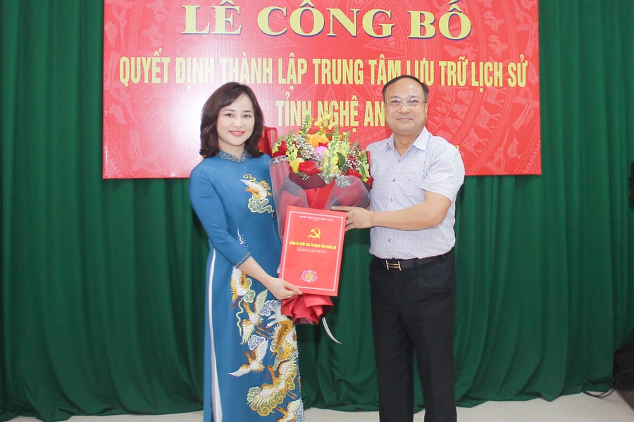 Công bố Quyết định thành lập trung tâm và bổ nhiệm Giám đốc Trung tâm Lưu trữ lịch sử tỉnh Nghệ An
