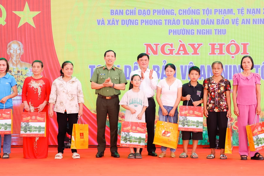 Thứ trưởng Bộ Công an và Bí thư Tỉnh ủy Thái Thanh Quý dự Ngày hội Toàn dân bảo vệ an ninh Tổ quốc tại Cửa Lò