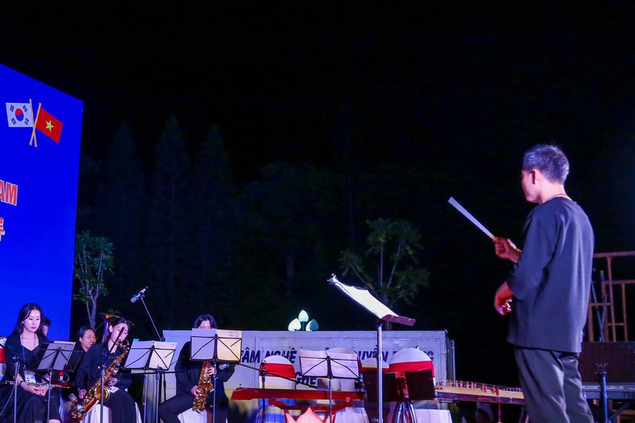 Xem nghệ sĩ Hàn chơi bản nhạc phim 'Cướp biển vùng Caribbean' ở phố đi bộ Vinh