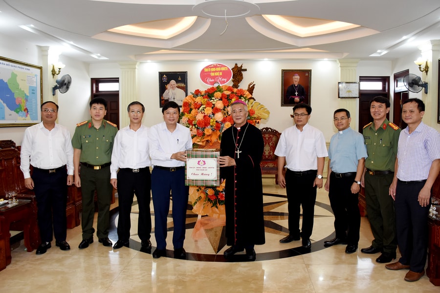 Lãnh đạo tỉnh Nghệ An chúc mừng Tòa Giám mục Giáo phận Vinh nhân dịp Lễ quan thầy 