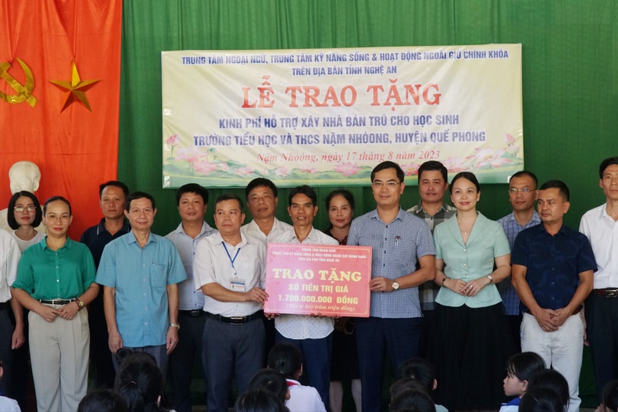 Trao tặng kinh phí xây dựng nhà bán trú cho học sinh Trường Tiểu học và THCS Nậm Nhoóng