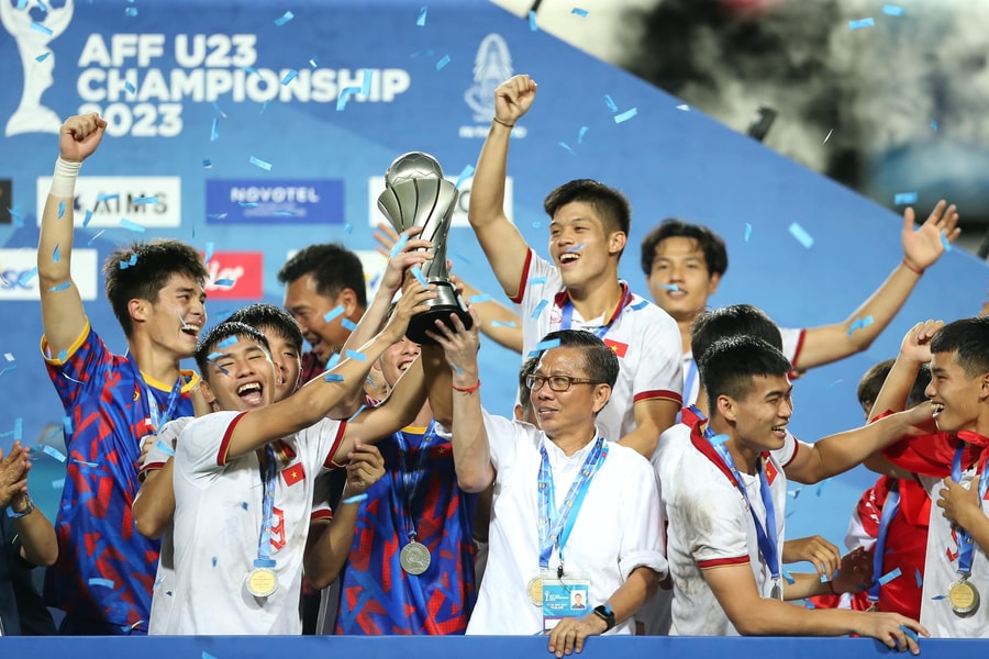 Đinh Xuân Tiến và 3 cầu thủ Sông Lam Nghệ An được huấn luyện viên Troussier triệu tập