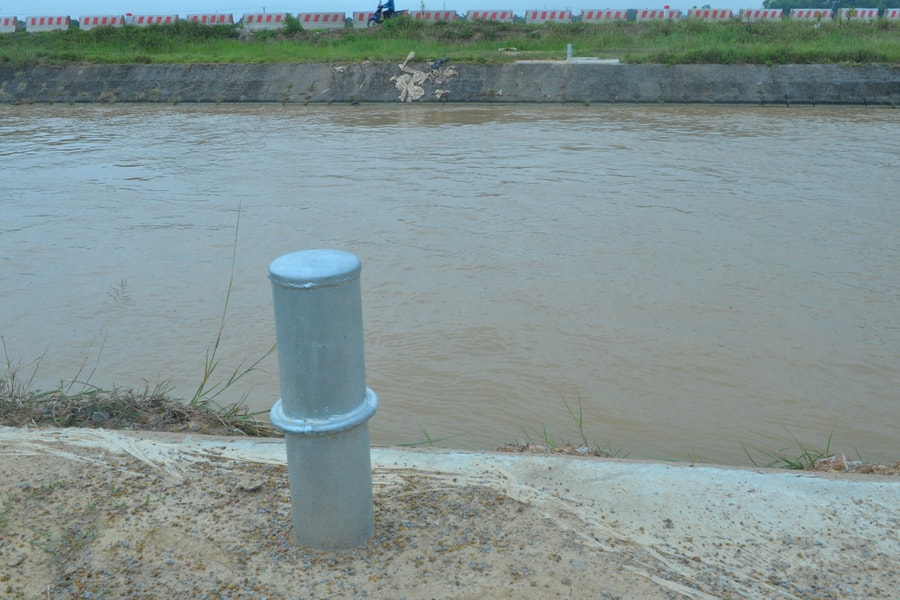 Hàng loạt dây xích gắn phao cứu sinh vừa thả trên kênh ba ra Đô Lương đã bị cắt trộm 