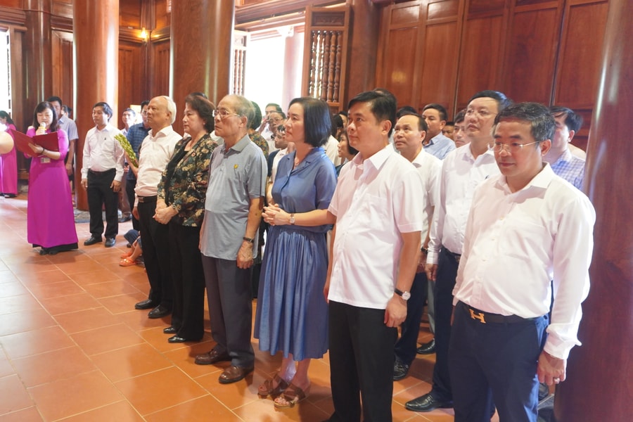 Các đồng chí nguyên Chủ tịch Quốc hội: Nguyễn Sinh Hùng, Nguyễn Thị Kim Ngân dâng hoa, dâng hương tại Khu Di tích Quốc gia đặc biệt Kim Liên