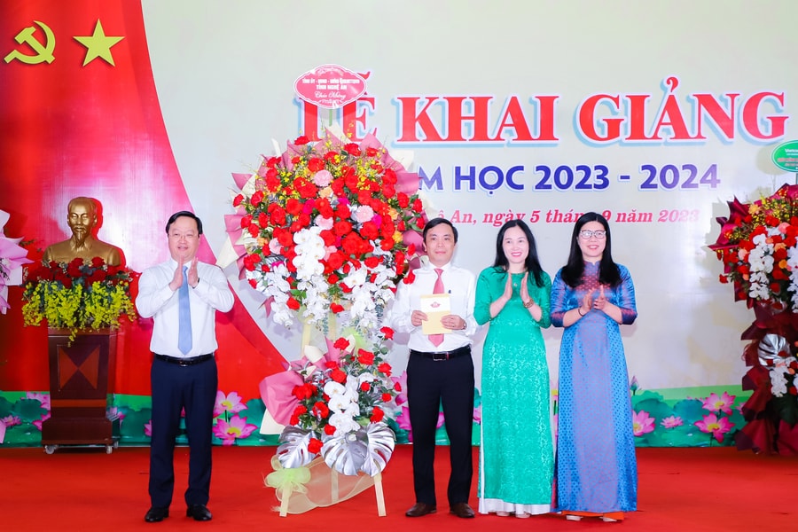 Chủ tịch UBND tỉnh dự lễ khai giảng năm học mới tại Trường THPT chuyên Phan Bội Châu