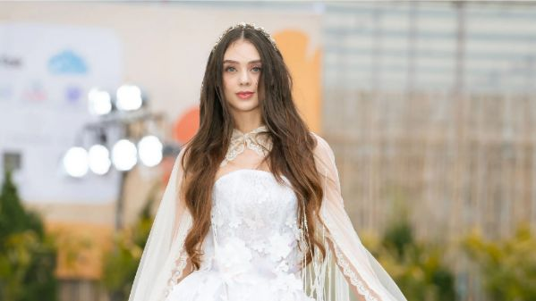 Vợ Bùi Tiến Dũng xinh đẹp trở lại sàn diễn sau khi sinh con đầu lòng