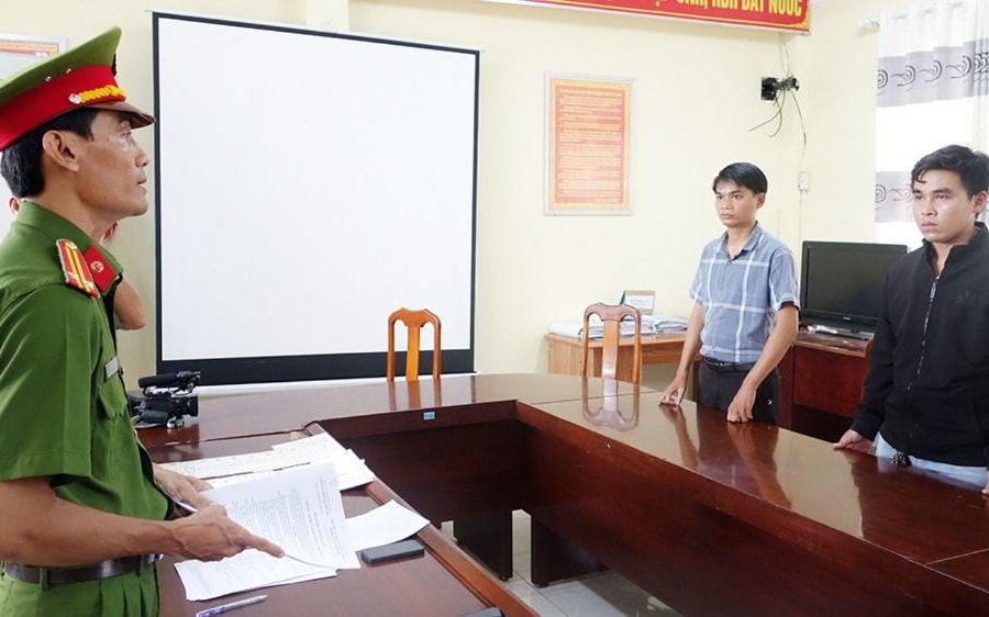 Bắt 2 đối tượng làm giả chứng chỉ tin học, ngoại ngữ bán cho sinh viên