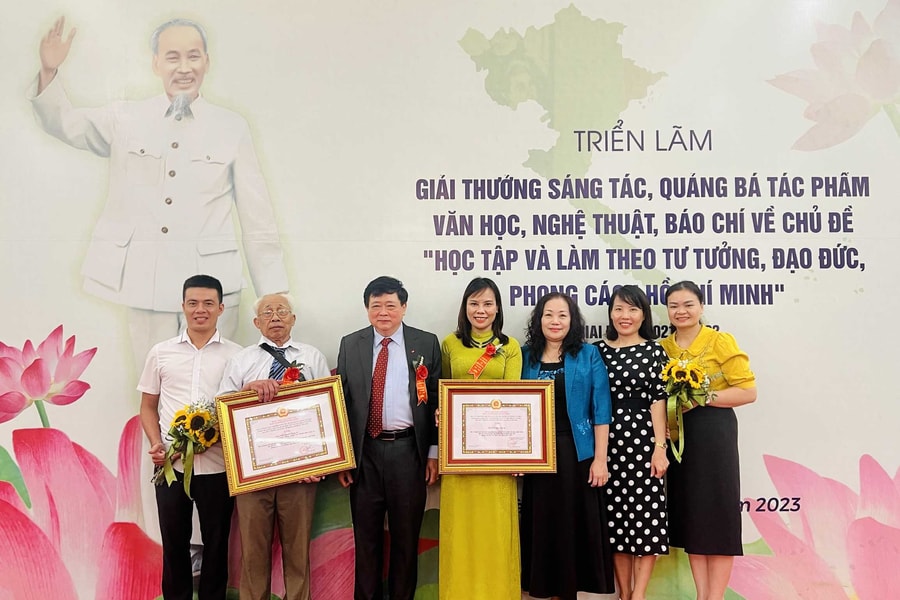 Trao Giải thưởng sáng tác, quảng bá tác phẩm văn học nghệ thuật, báo chí về chủ đề học tập và làm theo tư tưởng, đạo đức, phong cách Hồ Chí Minh